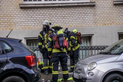 Stuttgart Ost: Brand in Gebaeude mit massivem Feuerwehreinsatz